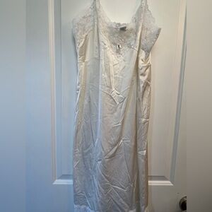Vintage offwhite lace trimmed slip 38 B